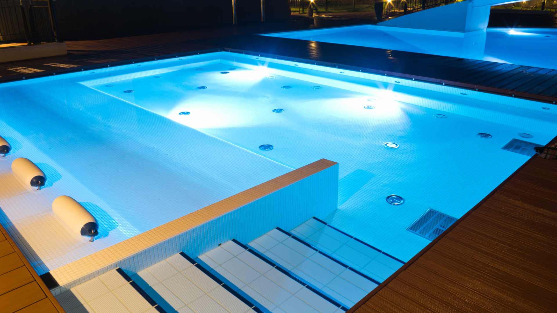 piscine la nuit