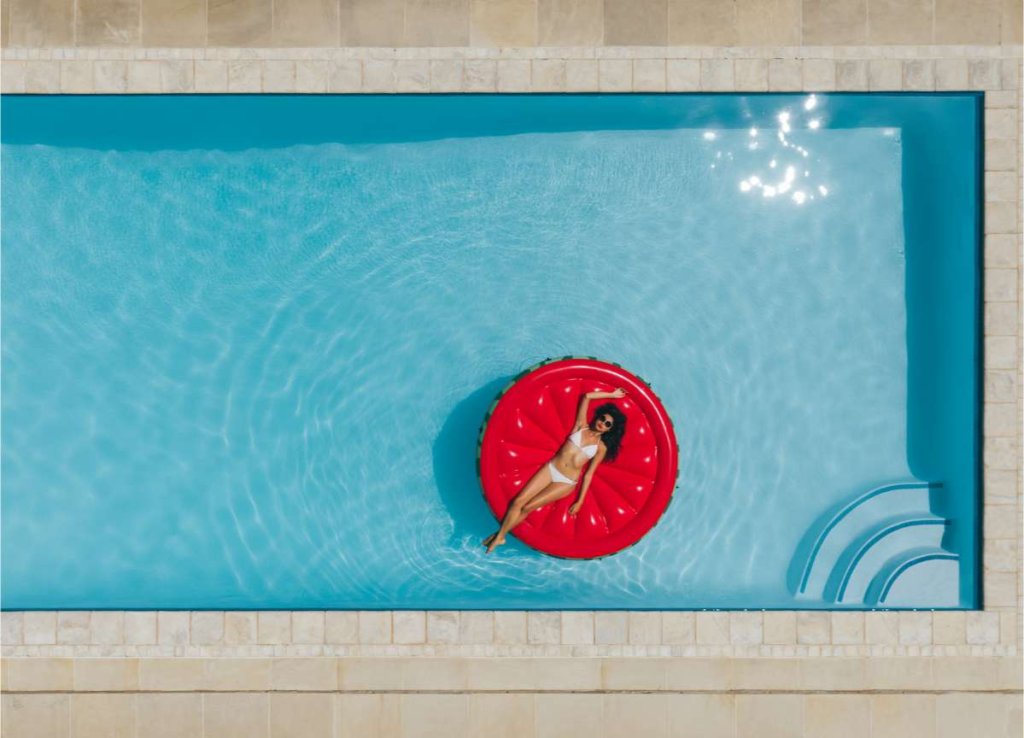 Belle piscine tranquille avec traitement automatique chlore et pH