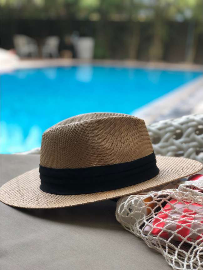 Chapeau au bord d'une piscine bien entretenue