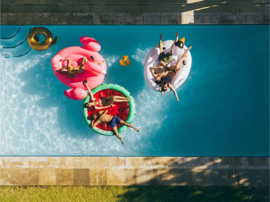 Entretien piscine fini, à vous les joies de la baignade entre amis !