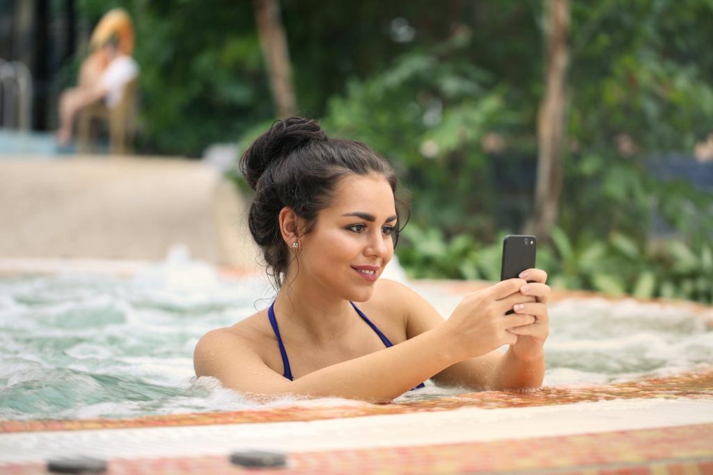 Femme dans un jacuzzi après sav sur spa, sauna