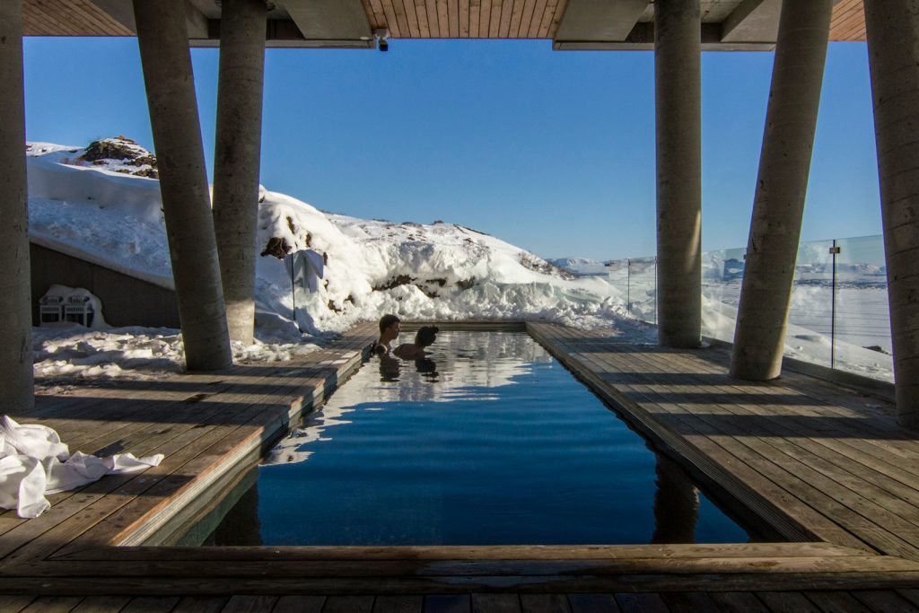 piscine en hiver à la montagne